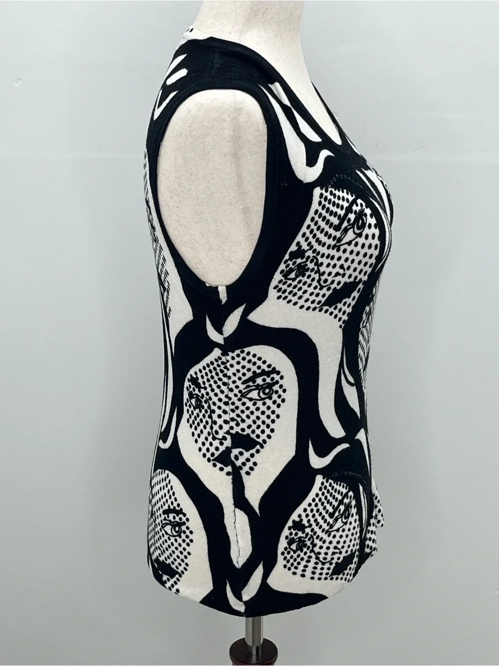 Elizabeth New York Black White Graphic Pop Art Face Print Sleeveless Top Small